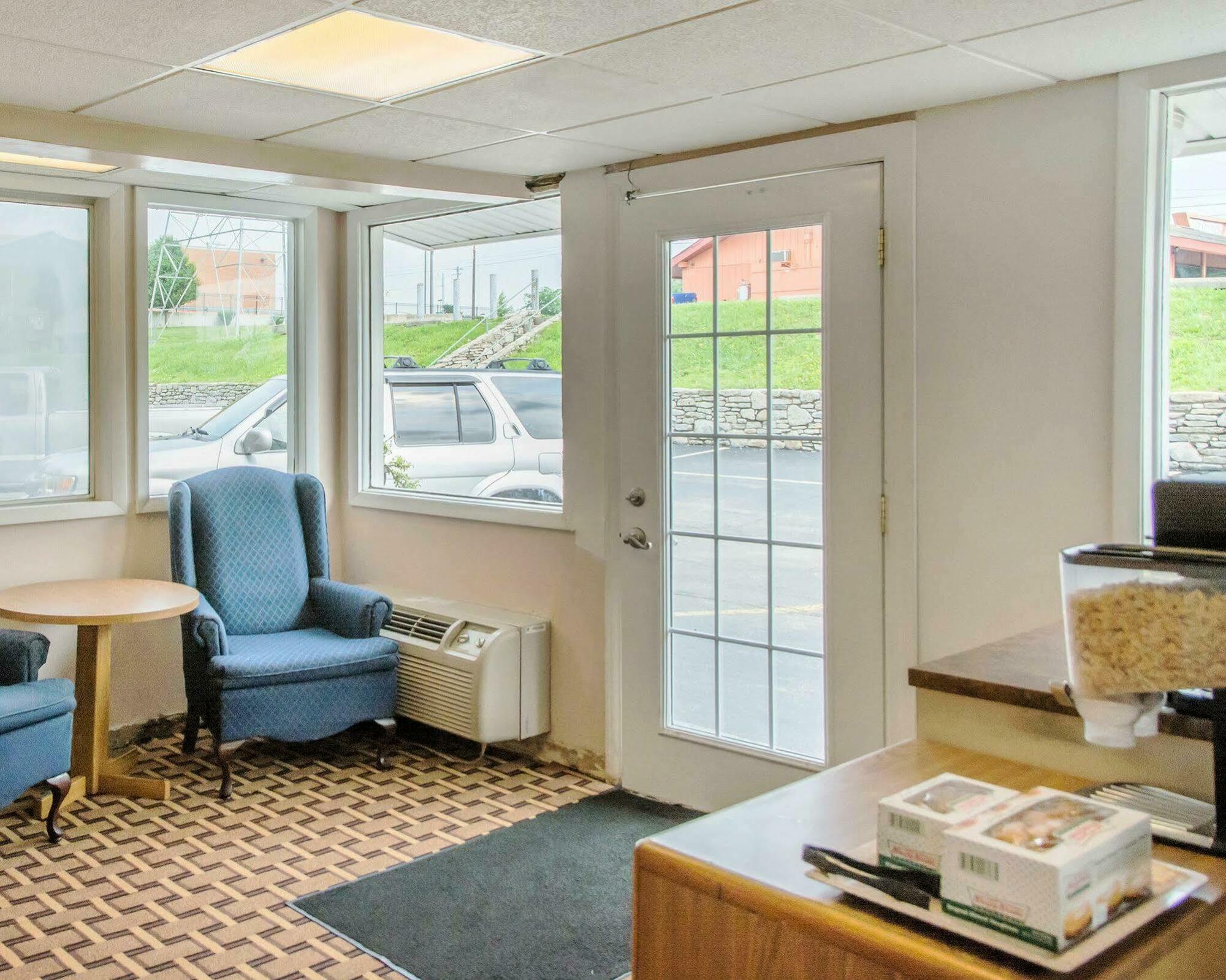 Econo Lodge Franklin Buitenkant foto